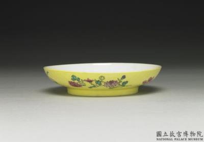 图片[2]-Dish with blue landscape inside a carved polychrome yellow exterior in falangcai painted enamels, Qianlong reign (1736-1795), Qing dynasty-China Archive